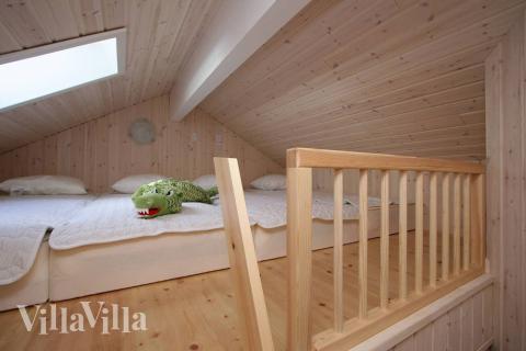 Noen av de 16 soveplassene i luksushus nr. 171 finnes på hems