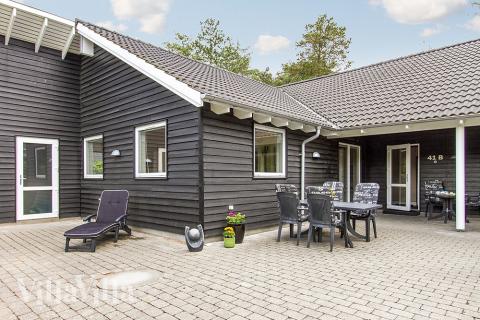 Nyt en grillkveld på terrassen i luksushus nr. 171 i Østjylland