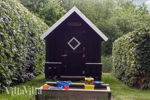 I det attraktive feriehuset nr. 171 i Østjylland finnes det mengder av utendørsaktiviteter, som leketårn og huskestativ.