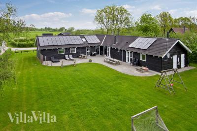 Dette eksklusive luksussommerhuset ligger i et ettertraktet sommerhusområde, like ved stranden og den sjarmerende byen Ebeltoft\r\n