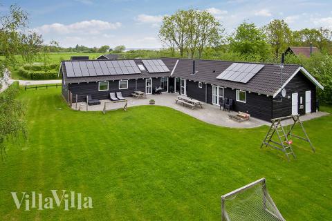 Dette eksklusive luksussommerhuset ligger i et ettertraktet sommerhusområde, like ved stranden og den sjarmerende byen Ebeltoft\r\n