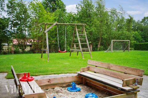 I det attraktive feriehuset nr. 223 i Østjylland finnes det mengder av utendørsaktiviteter, som leketårn og huskestativ.