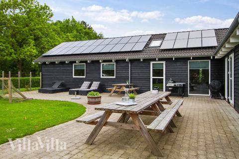 Nyt en grillkveld på terrassen i luksushus nr. 223 i Østjylland