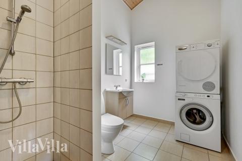 Det romslige inngangspartiet til luksushus nr. 247 i Østjylland