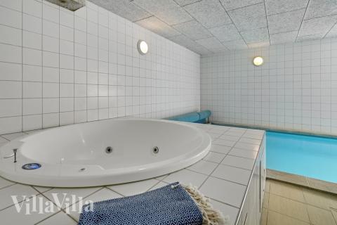 Nyt varmen i boblebadet i luksushus nr. 247 i Østjylland