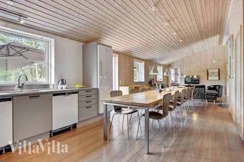 Det er plass til 20 personer i det store lyse oppholdsrommet i luksushus nr. 247.