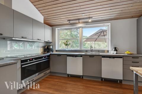 Kjøkkenet i luksushus nr. 247 er fullt utstyrt så dere lett kan lage mat til 20 personer.