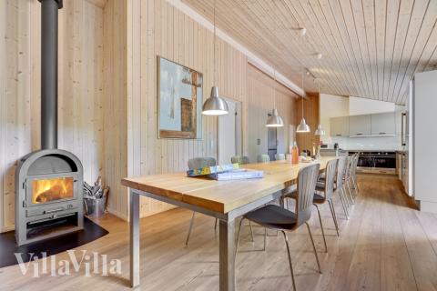 Det er god plass til at 20 personer sitter sammen i feriehusets oppholdsrom under et besøk i luksushus 247 i Østjylland.