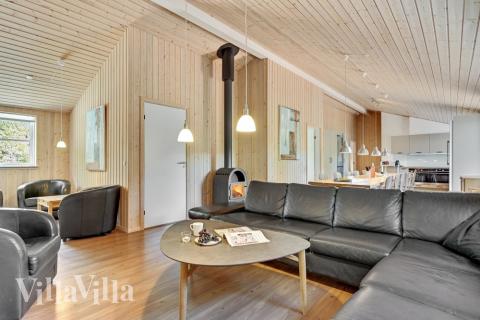 Sofaen i luksushus nr. 247 i Østjylland er perfekt for å hygge seg med et brettspill eller se en film sammen.