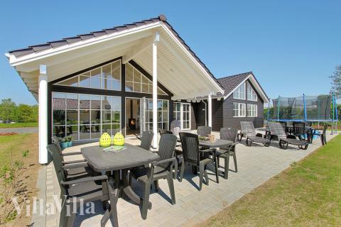 Luksushus nr. 302 har en deilig terrasse med gode hagemøbler til 14 personer.