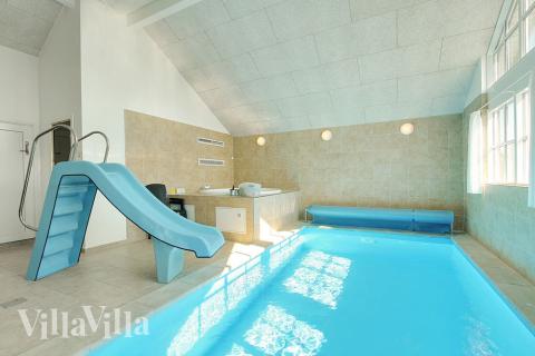 Feriehus 302 har et flott basseng med sklie, et stort innebygd boblebad og en badstue