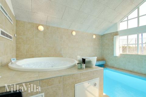 Nyt varmen i boblebadet i luksushus nr. 302 i Østjylland