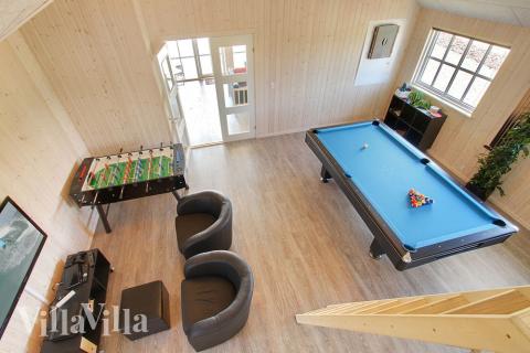 I tillegg til alle aktivitetsmulighetene i husets bassengavdeling, kan du også spille biljard, bordtennis og dart i luksushus nr. 302