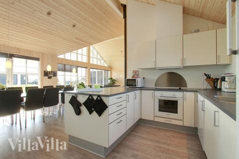 Kjøkkenet i luksushus nr. 302 er fullt utstyrt så dere lett kan lage mat til 14 personer.