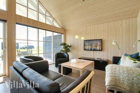 Det er plass til 14 personer i det store lyse oppholdsrommet i luksushus nr. 302.