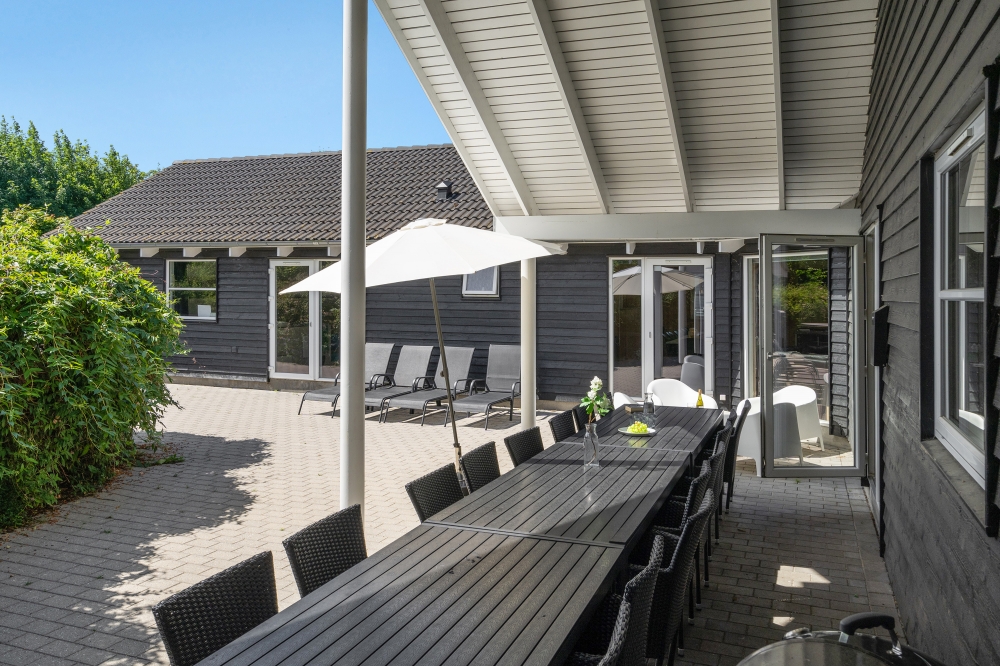 På terrassen i feriehus nr. 277 er det plass til 16 personer.