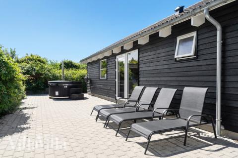 Nyt en grillkveld på terrassen i luksushus nr. 277 i Nordsjælland