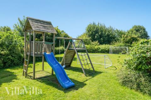 I det attraktive feriehuset nr. 277 i Nordsjælland finnes det mengder av utendørsaktiviteter, som leketårn og huskestativ.