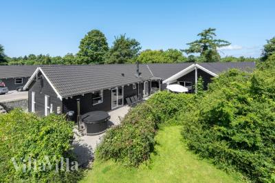 Dette lekre huset med svømmebasseng, nr. 277, med plass til 16 personer, ligger i Nordsjælland
