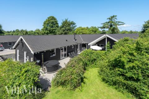 Dette lekre huset med svømmebasseng, nr. 277, med plass til 16 personer, ligger i Nordsjælland