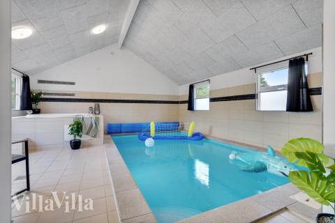 Feriehus 277 har et flott basseng med sklie, et stort innebygd boblebad og en badstue