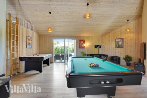 Luksushus nr. 277 til 16 personer tilbyr et stort aktivitetsrom med bl.a. biljard og dart