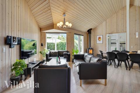 Det er god plass til at 16 personer sitter sammen i feriehusets oppholdsrom under et besøk i luksushus 277 i Nordsjælland.