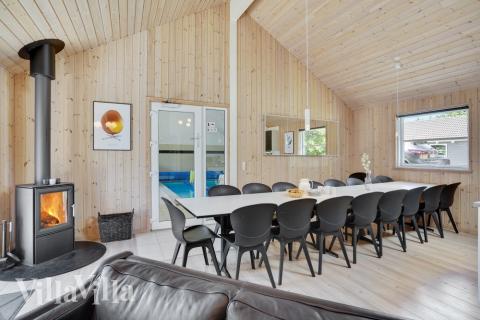 Det er plass til 16 personer i det store lyse oppholdsrommet i luksushus nr. 277.