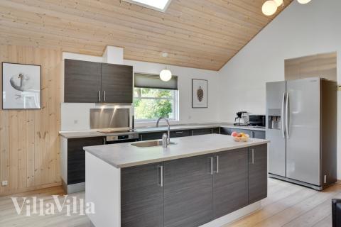 Sofaen i luksushus nr. 277 i Nordsjælland er perfekt for å hygge seg med et brettspill eller se en film sammen.