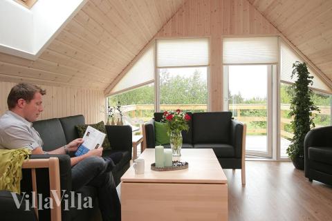 Det er plass til 22 personer i det store lyse oppholdsrommet i luksushus nr. 199.