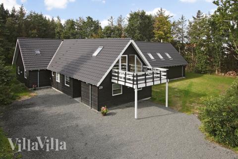 Dette fantastiske luksushuset med utsikt over vannet ligger på en usjenerende naturtomt i Ho ved Blåvand\r\n