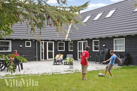 Luksushus nr. 199 har en deilig terrasse med gode hagemøbler til 22 personer.