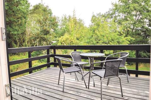 Nyt en grillkveld på terrassen i luksushus nr. 199 i Vestjylland