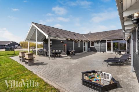 Luksushus nr. 202 har en deilig terrasse med gode hagemøbler til 24 personer.