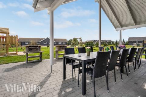 Nyt en grillkveld på terrassen i luksushus nr. 202 i Lolland/Falster/Møn