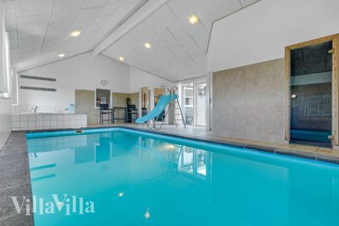 Feriehus 202 har et flott basseng med sklie, et stort innebygd boblebad og en badstue