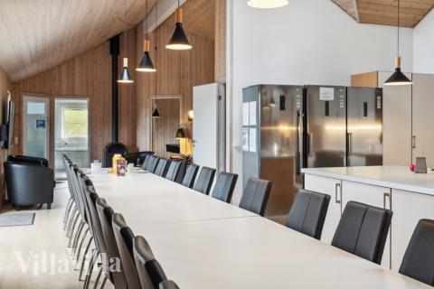 Det er plass til 24 personer i det store lyse oppholdsrommet i luksushus nr. 202.