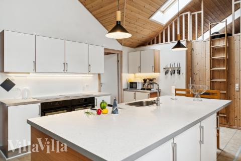 Kjøkkenet i luksushus nr. 202 er fullt utstyrt så dere lett kan lage mat til 24 personer.