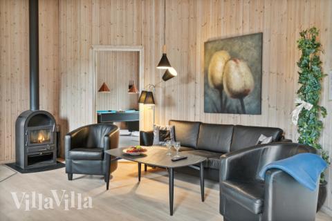 Sofaen i luksushus nr. 202 i Lolland/Falster/Møn er perfekt for å hygge seg med et brettspill eller se en film sammen.