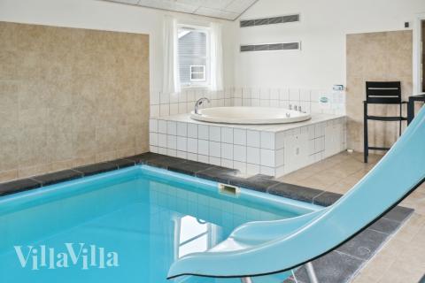 Det flotte bassenget i luksushus nr. 202 til 24 personer