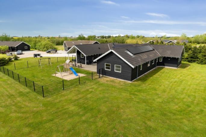 Dette lekre huset med svømmebasseng, nr. 202, med plass til 24 personer, ligger i Lolland/Falster/Møn