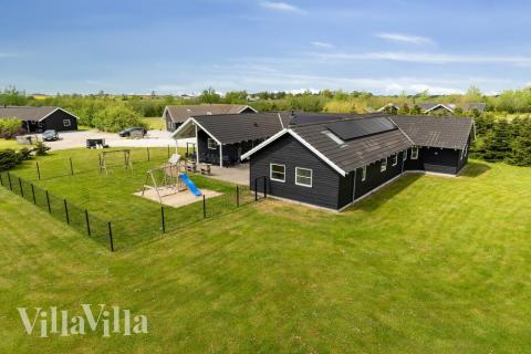 Dette lekre huset med svømmebasseng, nr. 202, med plass til 24 personer, ligger i Lolland/Falster/Møn