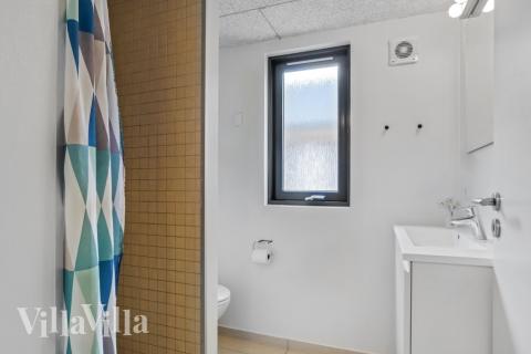 Det finnes bad med dusj i luksushus nr. 276 til 18 personer.