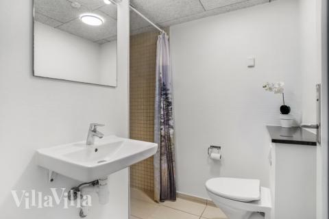 Det finnes bad med dusj i luksushus nr. 276 med plass til 18 personer.