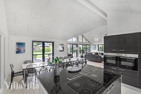 Kjøkkenet i luksushus nr. 276 er fullt utstyrt så dere lett kan lage mat til 18 personer.