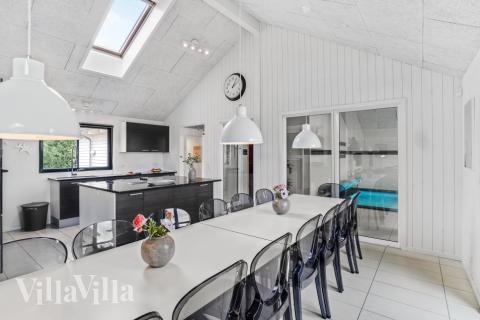 Det er plass til 18 personer i det store lyse oppholdsrommet i luksushus nr. 276.