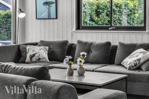Det er god plass til hygge i feriehusets sofagruppe under oppholdet i luksushus nr. 276