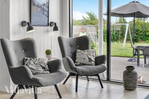 Sofaen i luksushus nr. 276 i Nordsjælland er perfekt for å hygge seg med et brettspill eller se en film sammen.