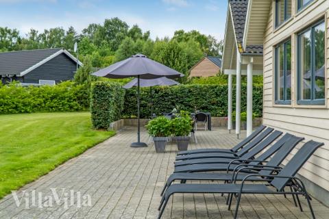 På terrassen i feriehus nr. 276 er det plass til 18 personer.