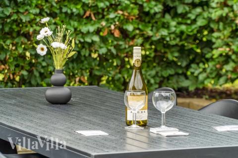 Luksushus nr. 276 har en deilig terrasse med gode hagemøbler til 18 personer.